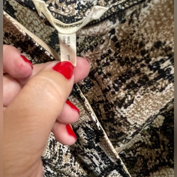 🖤🤍Cute and Versatile Snake Print Top by Maurice’s size 1 (size 16/18) - Picture 7 of 7